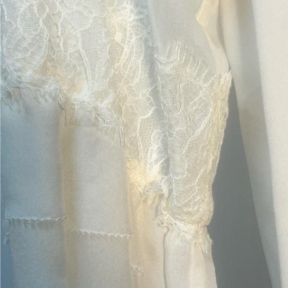 Diane van Fulstberger Elegant Cream Lace Blouse - Picture 3 of 8